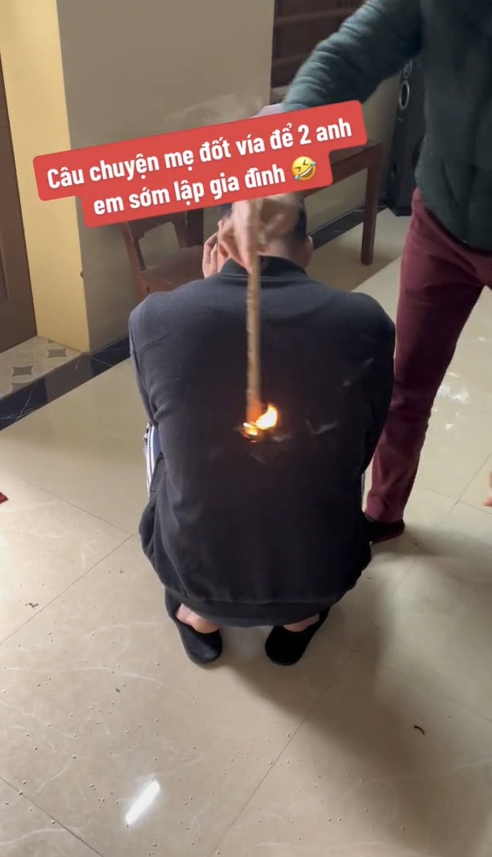  Chàng trai cũng rất tích cực phối hợp với mẹ.&nbsp;(Ảnh: Cắt từ clip TikTok N.T)