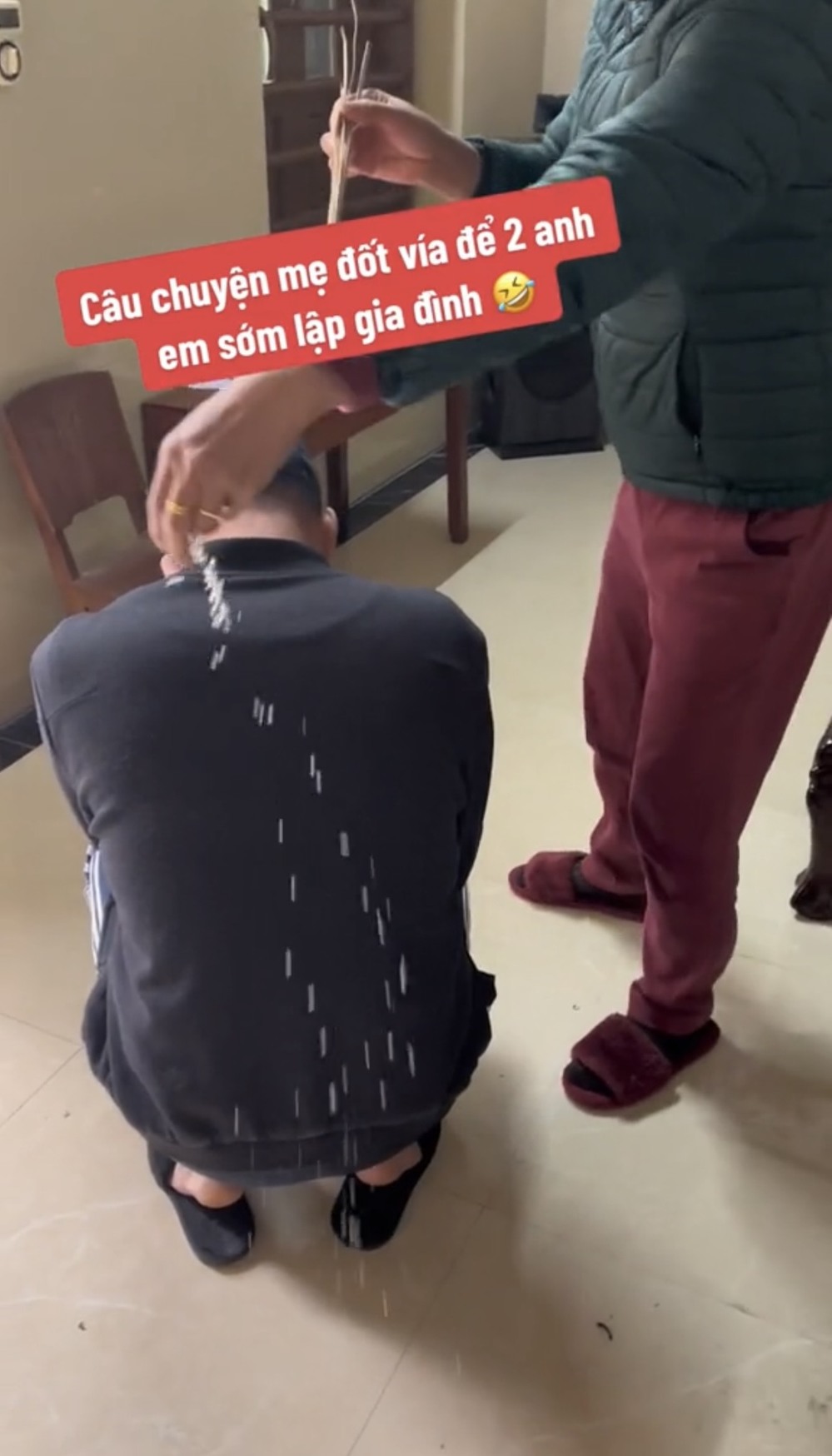  Vừa&nbsp;giải vía người mẹ còn vừa rắc muối xung quanh người cậu con trai.&nbsp;(Ảnh: Cắt từ clip TikTok N.T)