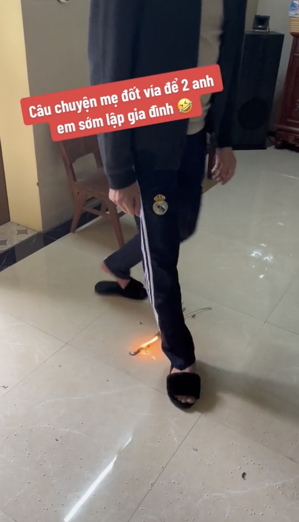  Chàng trai bước chân qua lại để giải vận xui, sớm đi lấy vợ theo ý mẹ.&nbsp;(Ảnh: Cắt từ clip TikTok N.T)