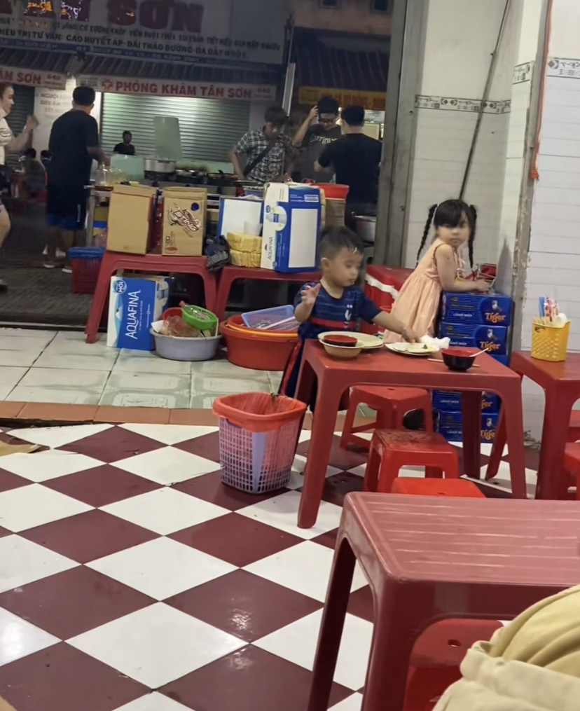  Cậu bé gần 3 tuổi đang phụ bố mẹ dọn dẹp.&nbsp;​(Ảnh: Chụp màn hình TikTok C.C)