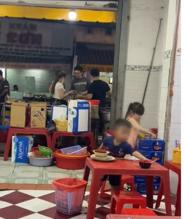  Em dọn dẹp bàn gọn gàng đâu vào đó. (Ảnh: Chụp màn hình TikTok C.C)