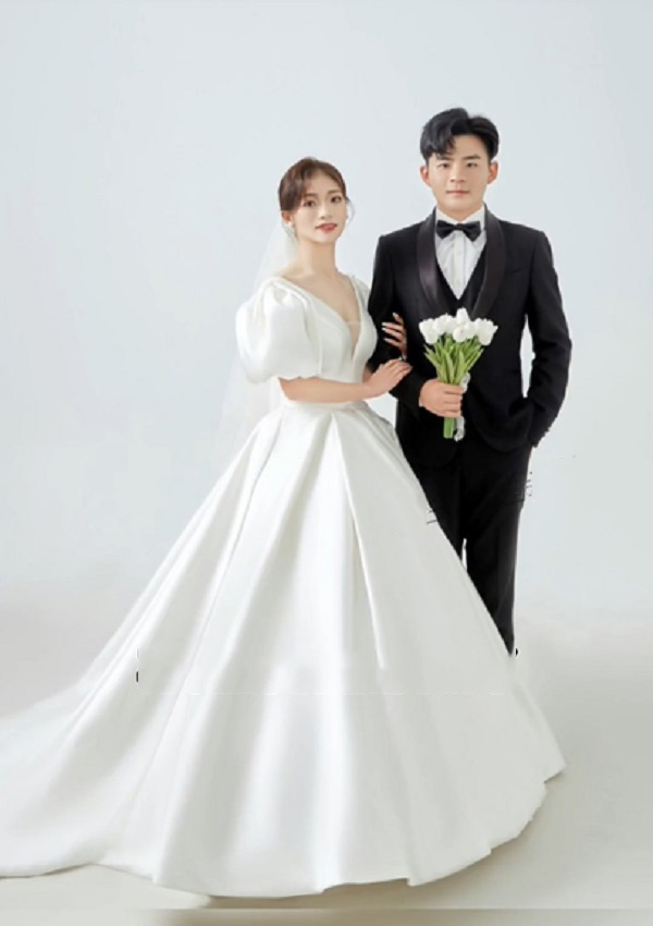  Em trai và bạn thân của cô gái đã chụp ảnh cưới và chuẩn bị kết hôn.&nbsp;(Ảnh: Cắt từ clip Douyin)