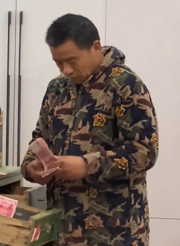  Người cha lấy tiền trong tủ ra thưởng cho con gái vì đã lập công lớn. (Ảnh: Cắt từ clip Douyin)