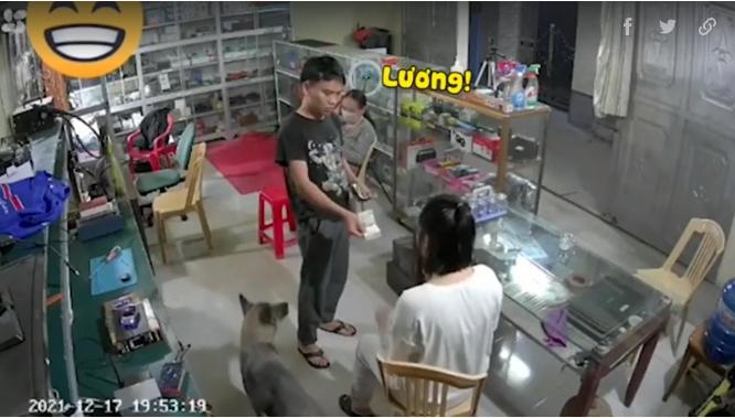 Chồng oai như cóc nộp lương cho vợ: Cả tháng 1 lần tỏa sáng!-1