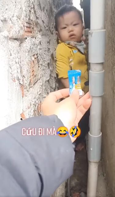 Con mắc kẹt, mẹ nhanh như chớp giải cứu đơn giản mà cực hiệu quả-1
