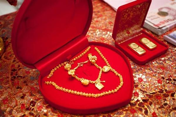 Nhà trai đòi hoãn cưới vì vàng tăng phi mã, chốt 2 phương án đến lạ!-3