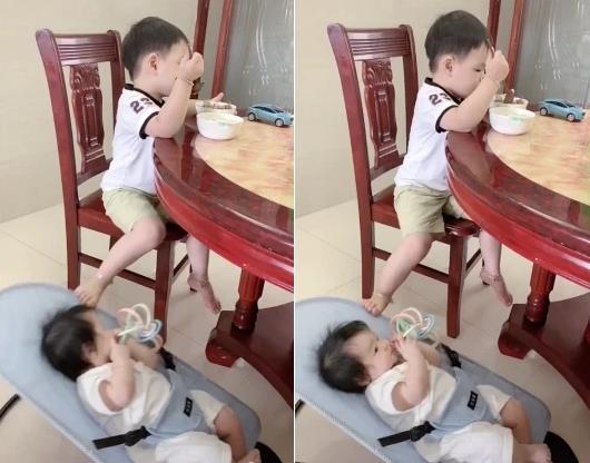Nhờ anh chị lớn trong nhà trông em, bố mẹ vừa bực vừa buồn cười-4