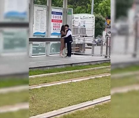 Đôi trẻ thản nhiên hôn hít, phản ứng người đi đường mới sốt-1