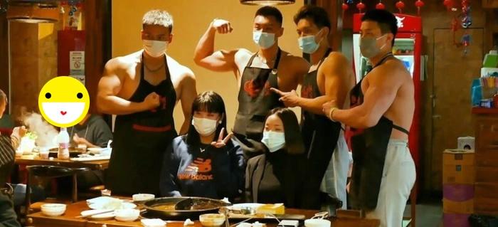 Salon tóc để nhân viên nữ mặc mát mẻ phục vụ khách hàng-4