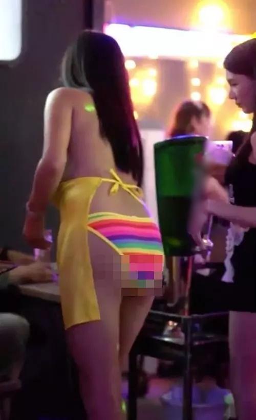 Salon tóc để nhân viên nữ mặc mát mẻ phục vụ khách hàng-5