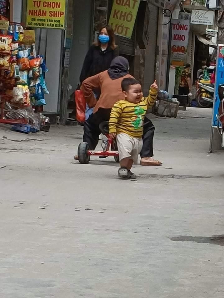 Khoảnh khắc cụ bà ngồi xe 3 bánh chơi với cháu gây bão mạng-1