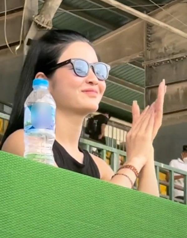 Quang Hải vừa ra nước ngoài thi đấu, bạn gái ở nhà than thiếu tiền-6