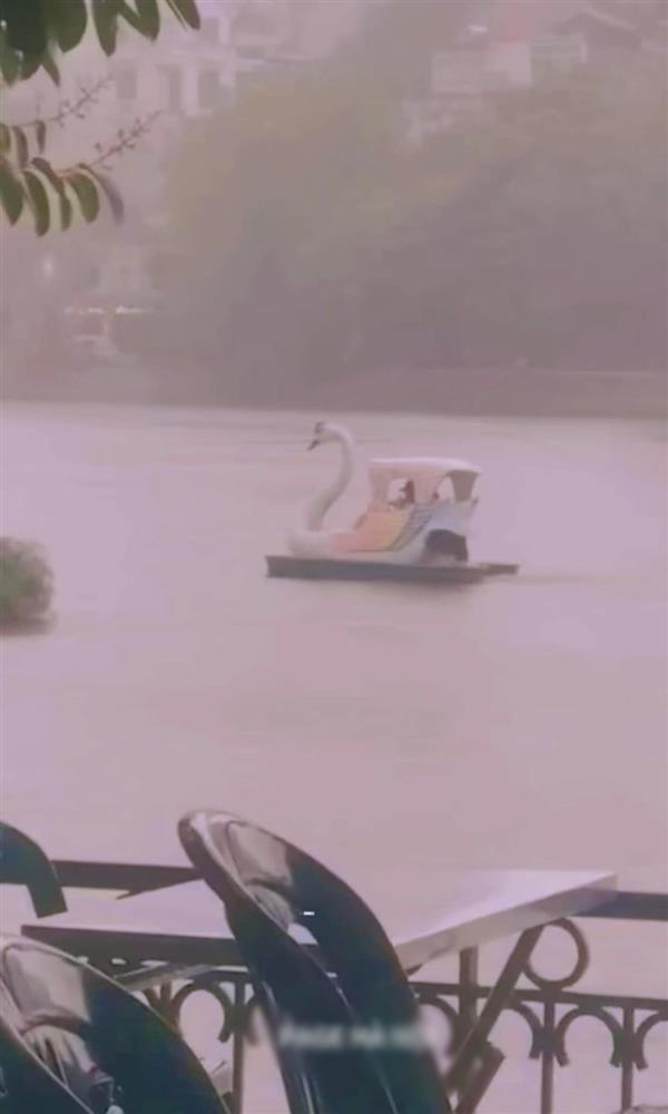 Rủ nhau đạp vịt giữa mưa bão, cặp uyên ương bất lực không thể về bờ-2