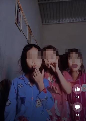 SỐC: 3 bé gái vừa hút thuốc lá vừa nhảy nhót như ở bar-1
