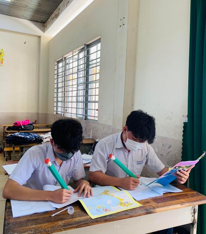 Khoảnh khắc của sĩ tử lẫn phụ huynh giúp mùa thi bớt căng thẳng-5
