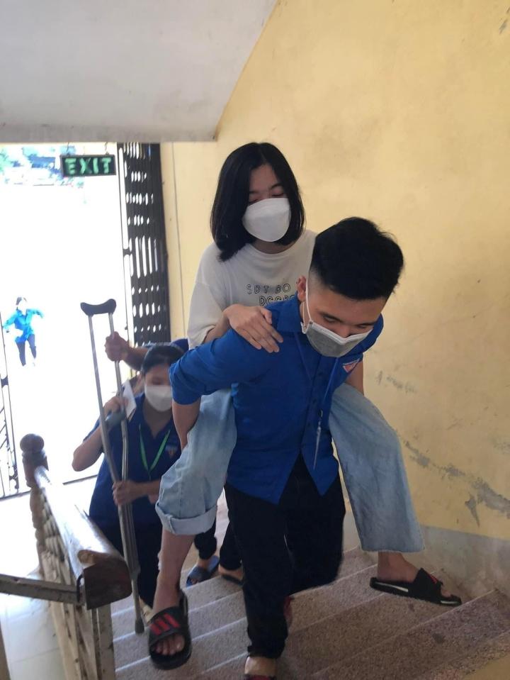 Khoảnh khắc của sĩ tử lẫn phụ huynh giúp mùa thi bớt căng thẳng-8