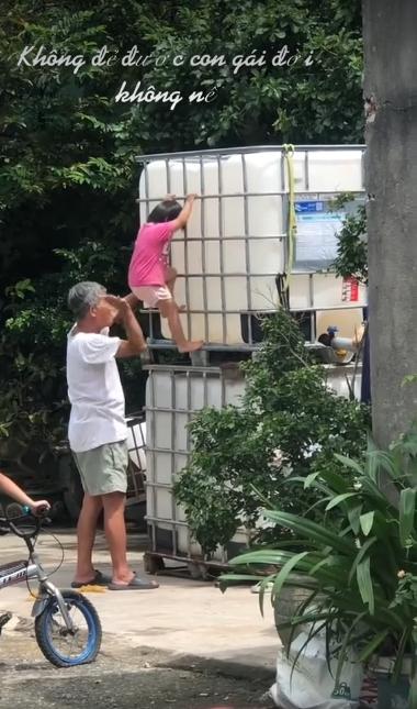 Bé gái leo trèo khiến ông ngoại hết hồn, cái kết cười muốn sảng-3