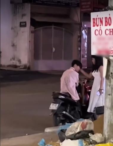 Thanh niên ngồi im để mặc bạn gái vả bôm bốp, dân mạng phát điên-1