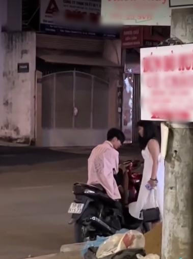 Thanh niên ngồi im để mặc bạn gái vả bôm bốp, dân mạng phát điên-2