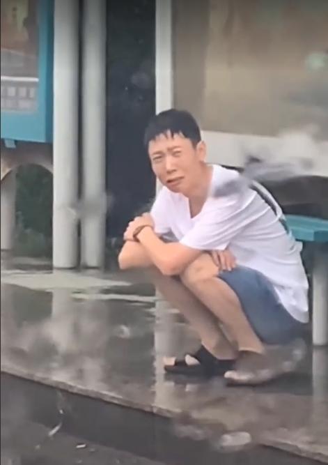 Clip: Vợ ngủ quên không đón lúc tan làm, chồng khóc ở bến xe buýt-3