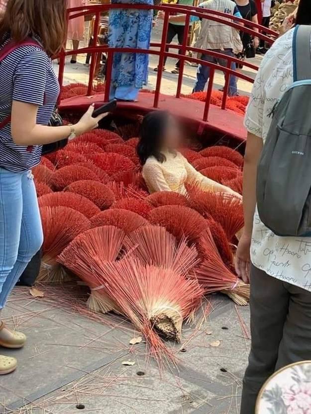 Nằm đè lên bó hương chụp ảnh, hai người phụ nữ bị chỉ trích-2
