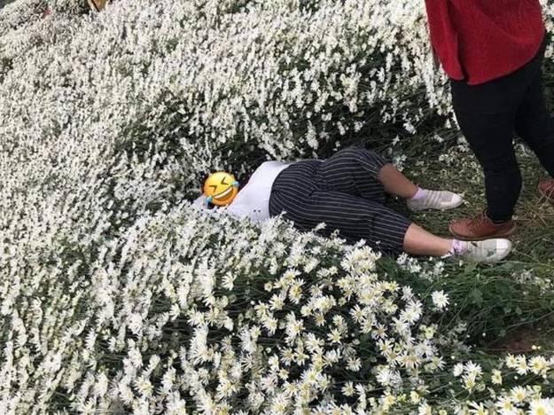Nằm đè lên bó hương chụp ảnh, hai người phụ nữ bị chỉ trích-4