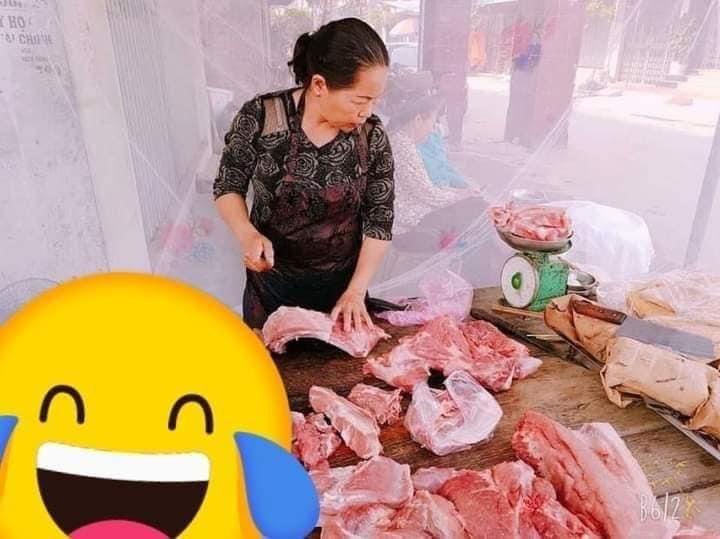 Quán thịt lợn nổi bần bật góc chợ khiến ai cũng tấm tắc khen cô bán hàng có 1-0-2-2