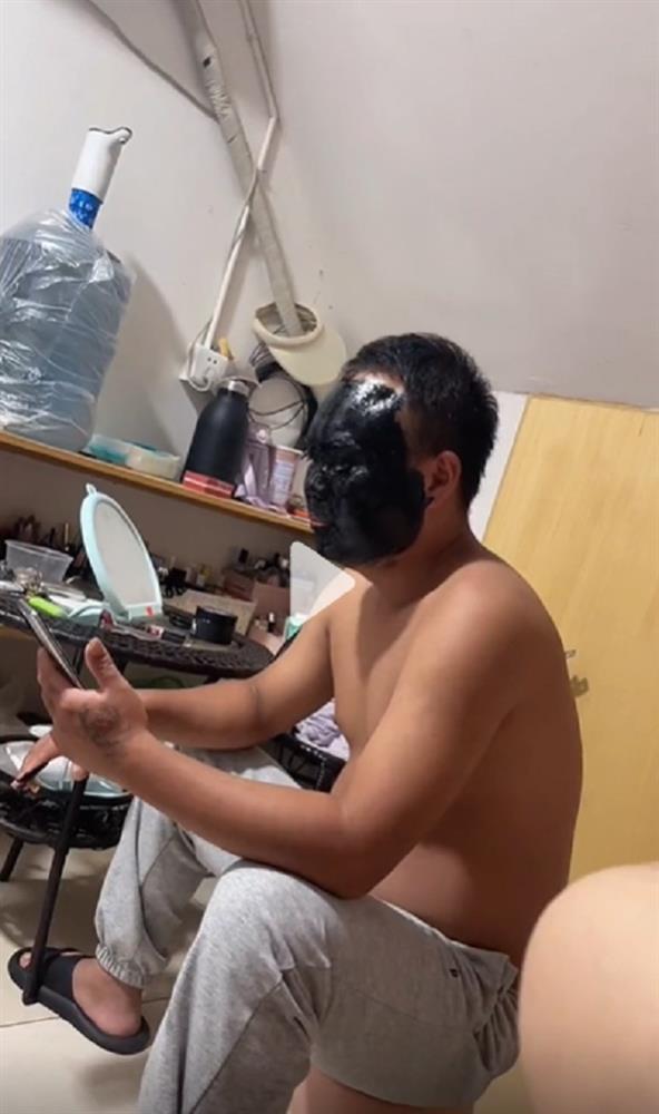 Tự làm đẹp bằng mặt nạ của vợ, chồng thốn tận rốn, tởn đến già-1