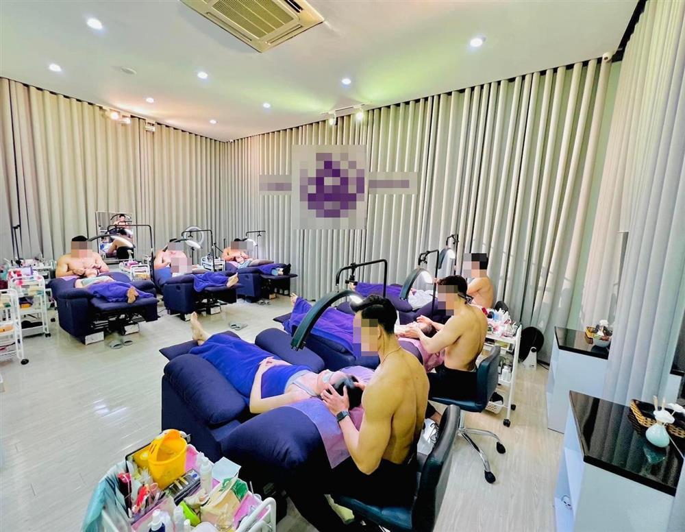 Bóc trần spa để trai 6 múi bồng bế, cho chị em sờ soạng-1