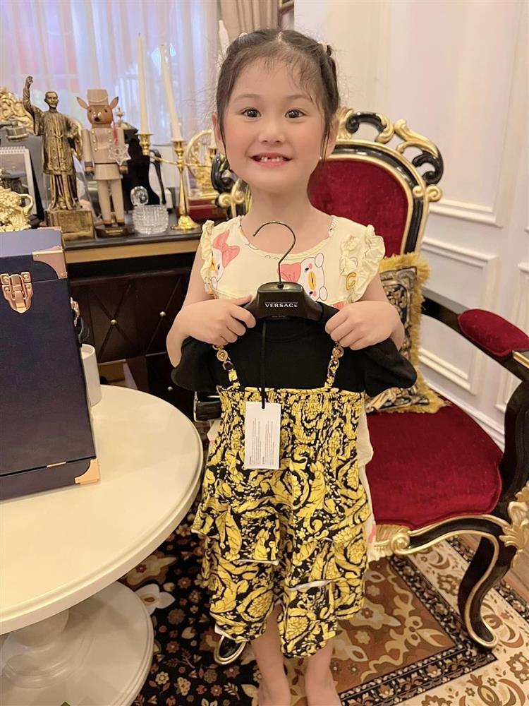 Chồng Đoàn Di Băng dát hàng hiệu cho ái nữ vừa tốt nghiệp mẫu giáo-5