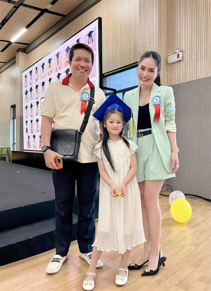 Chồng Đoàn Di Băng dát hàng hiệu cho ái nữ vừa tốt nghiệp mẫu giáo-14