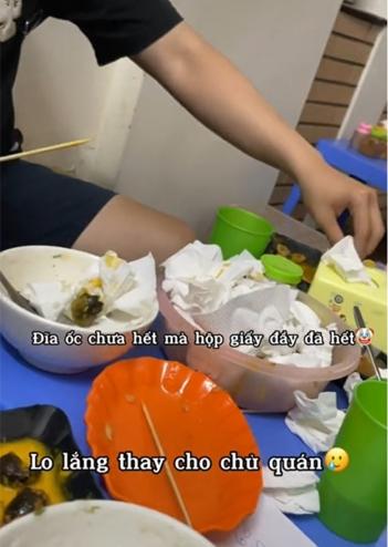 Dân mạng chê cười thượng đế ăn ốc bằng giấy vì sợ bẩn tay-1