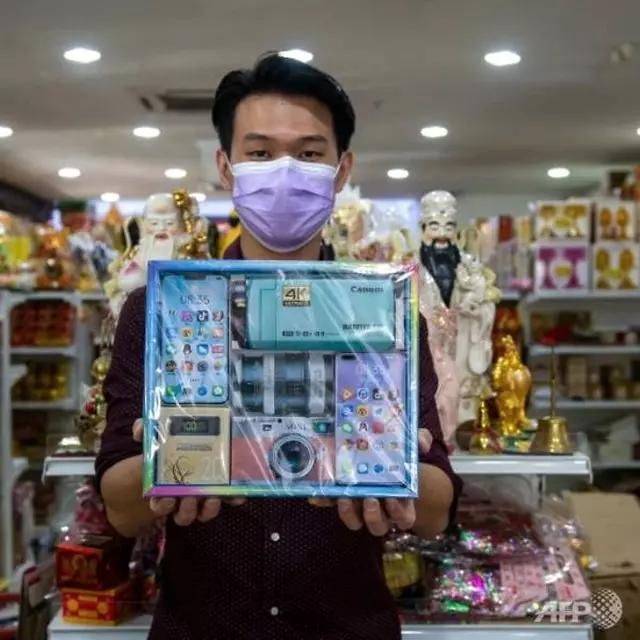 Đi chợ tháng cô hồn: Đồ nhậu, trà sữa, hàng hiệu chả thiếu thứ gì-5