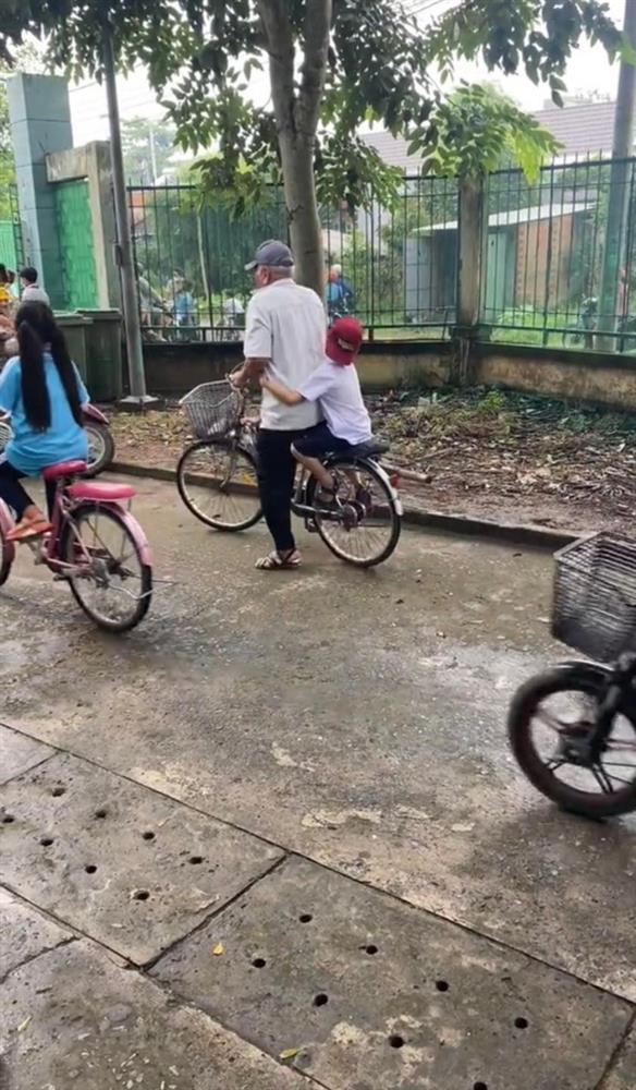 Xúc động cảnh cụ ông mất một chân lúi húi chở cháu đi học về trên xe đạp-5