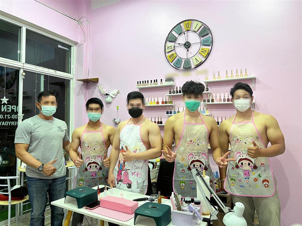 Tiệm nail thị phi khi yêu cầu nam giới cởi trần phục vụ chị em-1