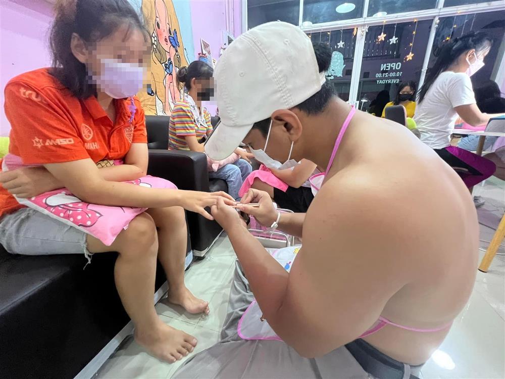 Tiệm nail thị phi khi yêu cầu nam giới cởi trần phục vụ chị em-3
