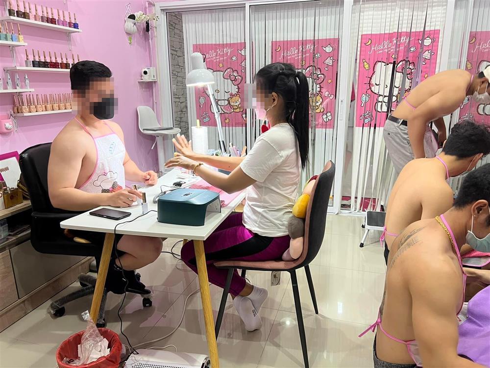 Tiệm nail thị phi khi yêu cầu nam giới cởi trần phục vụ chị em-4