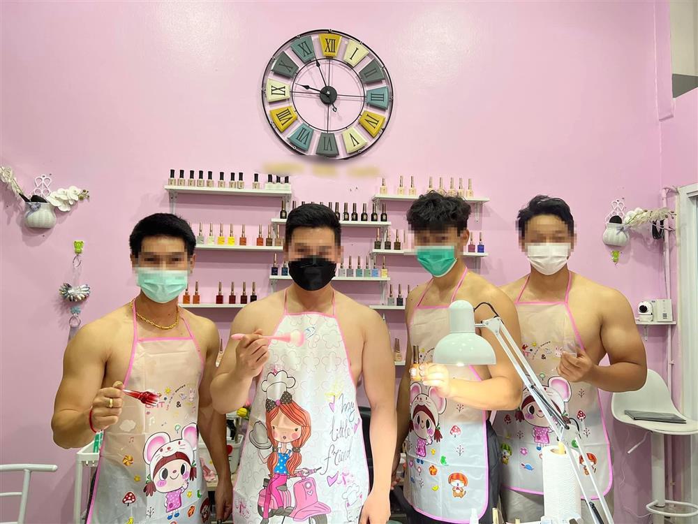 Tiệm nail thị phi khi yêu cầu nam giới cởi trần phục vụ chị em-2