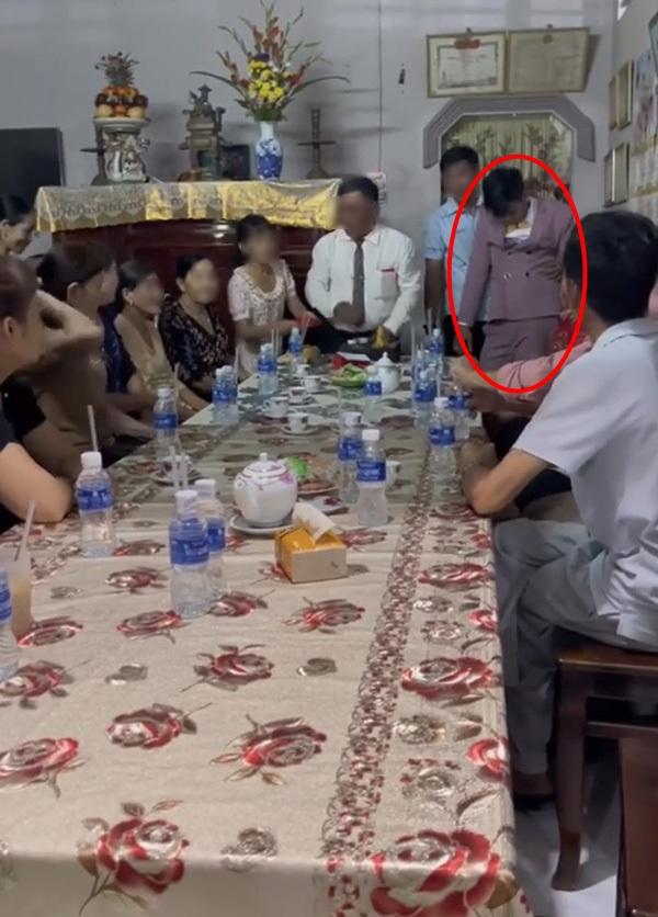 Uống rượu quá chén, chú rể đứng làm lễ mà đầu vắt sang bên-1