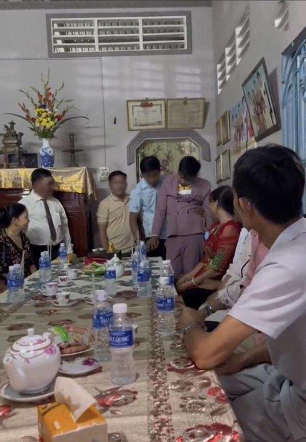 Uống rượu quá chén, chú rể đứng làm lễ mà đầu vắt sang bên-2