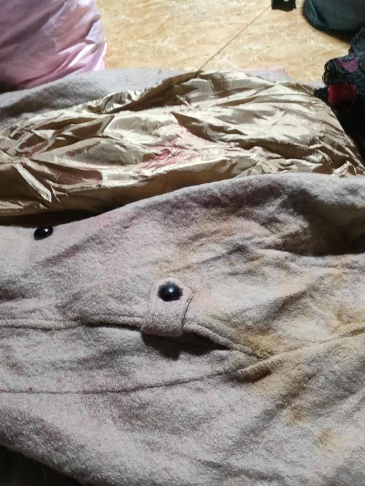 Hết hồn quần áo từ thiện nhàu nhĩ, loang lổ chỗ vàng chỗ đen-2