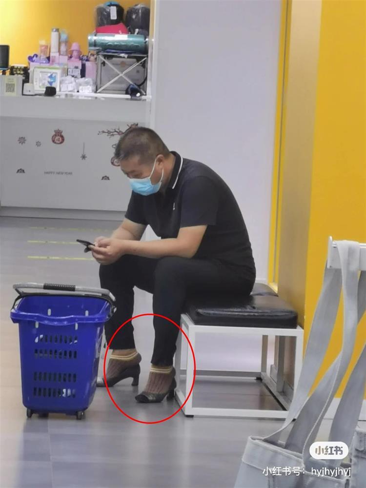 Dẫn nóc nhà đi mua sắm, chồng đi giày cao gót hộ để vợ đỡ đau chân-2