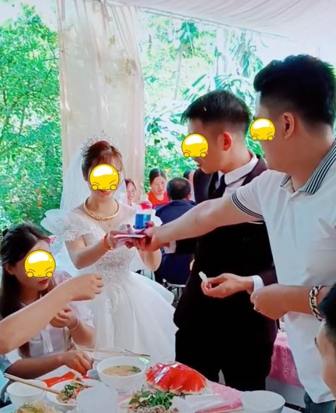 Cô dâu muối mặt khi chú rể giằng phong bì mừng cưới làm của riêng-1