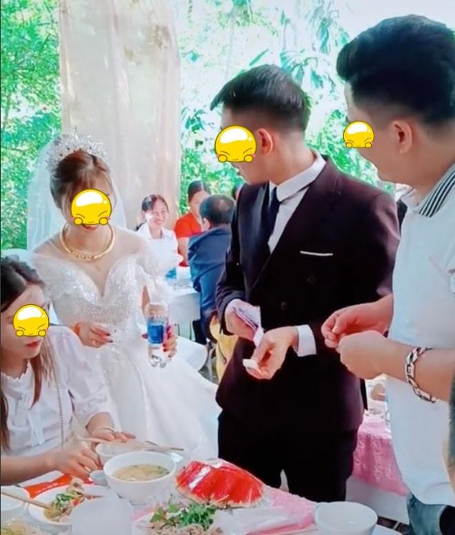 Cô dâu muối mặt khi chú rể giằng phong bì mừng cưới làm của riêng-2