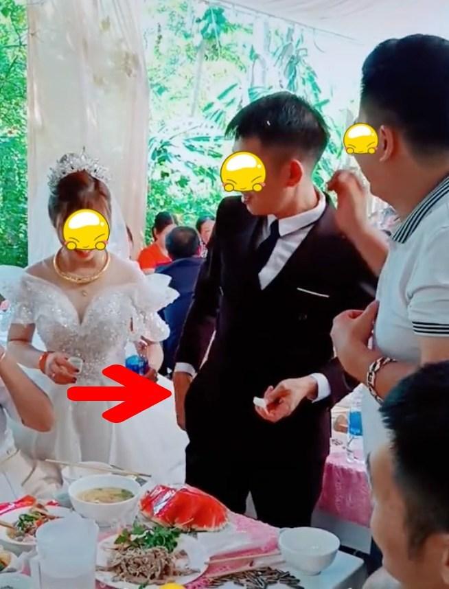 Cô dâu muối mặt khi chú rể giằng phong bì mừng cưới làm của riêng-3