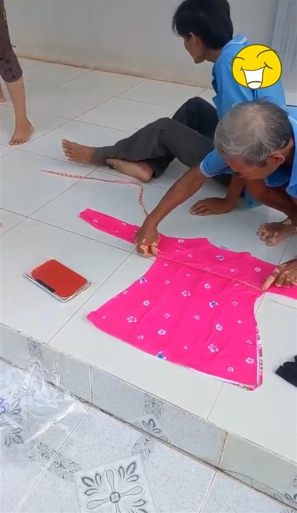 Khách mua áo qua mạng, shipper tròn mắt trước hành động của cả nhà-2