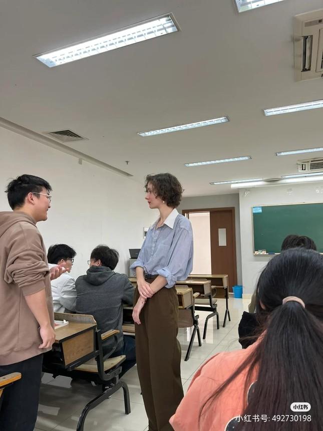 Giảng viên đại học gây sốt vì khuôn mặt đẹp như minh tinh-1