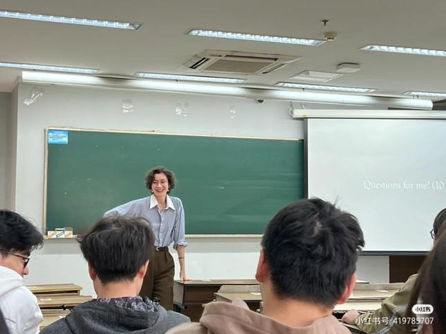 Giảng viên đại học gây sốt vì khuôn mặt đẹp như minh tinh-6