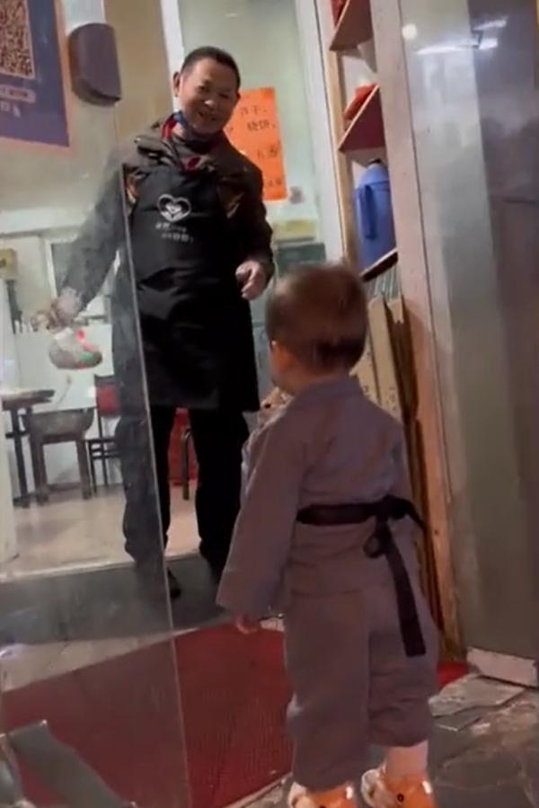 Lần đầu dẫn con về thăm ngoại, ông bà phản ứng dở khóc dở cười-3