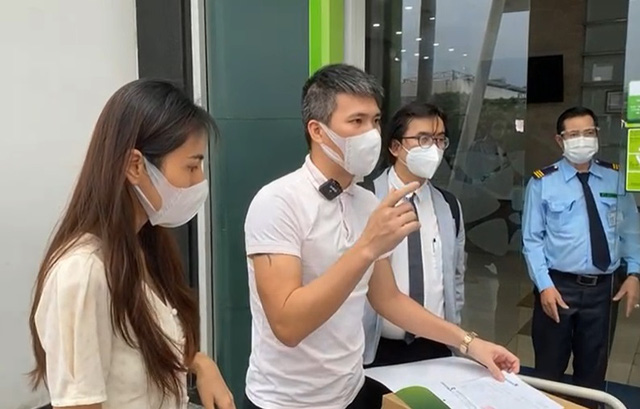 Cách đây không lâu, cặp đôi cũng đã đến ngân hàng để sao kê mọi khoản tiền liên quan đến chuyện làm từ thiện